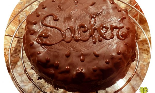 Sacher Torte vegana con confettura di pere